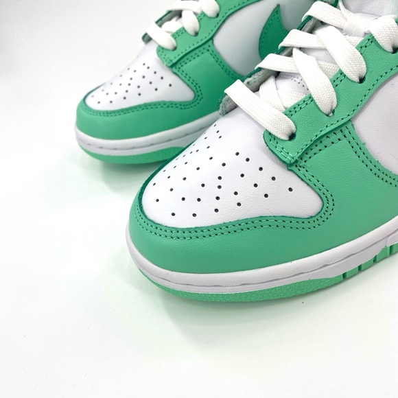 NIKE Dunk Low ‘Green Glow’ Woman’s Size 7.5 NEW WITH BOX - Picture 3 of 7